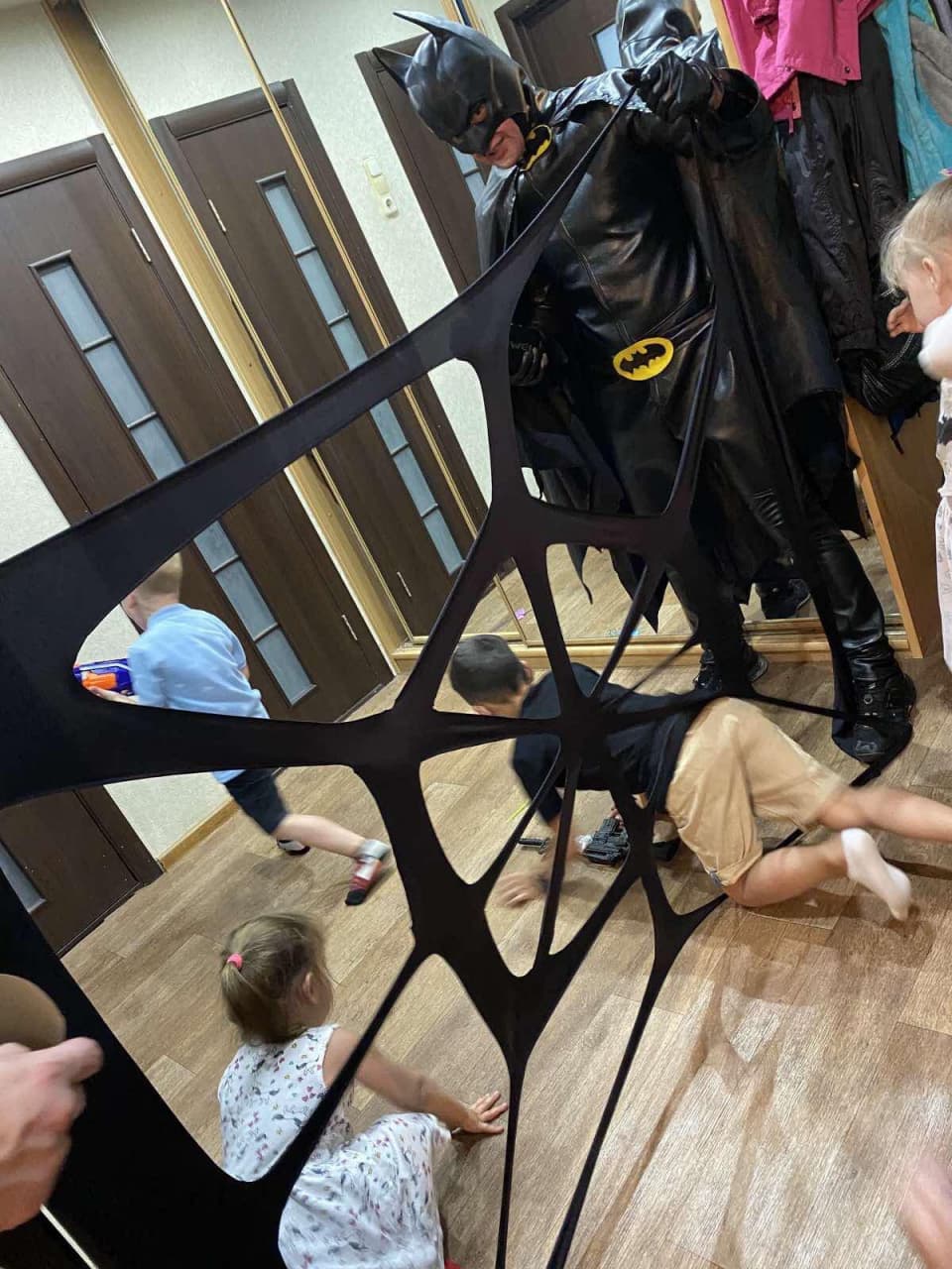 Аниматор в костюме Бетмена из Студии детских праздников Паутинка Минск проводит конкурсы